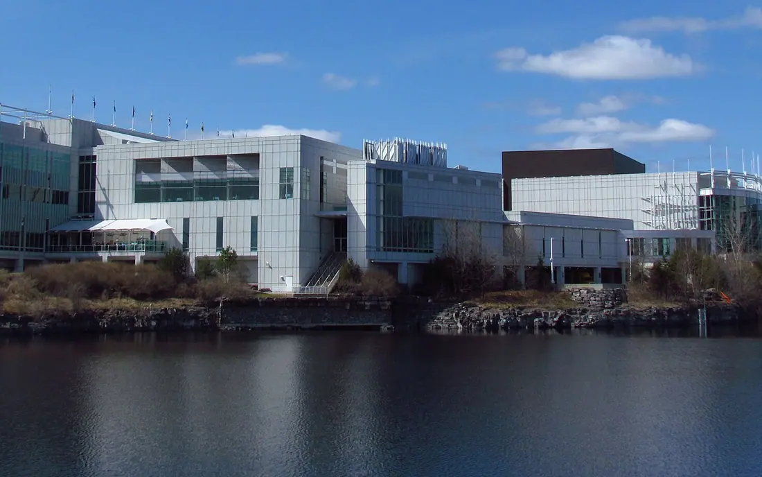 Le Casino du Lac-Leamy à Gatineau, vu de l'autre côté du lac de la Carrière par une journée de printemps dégagée