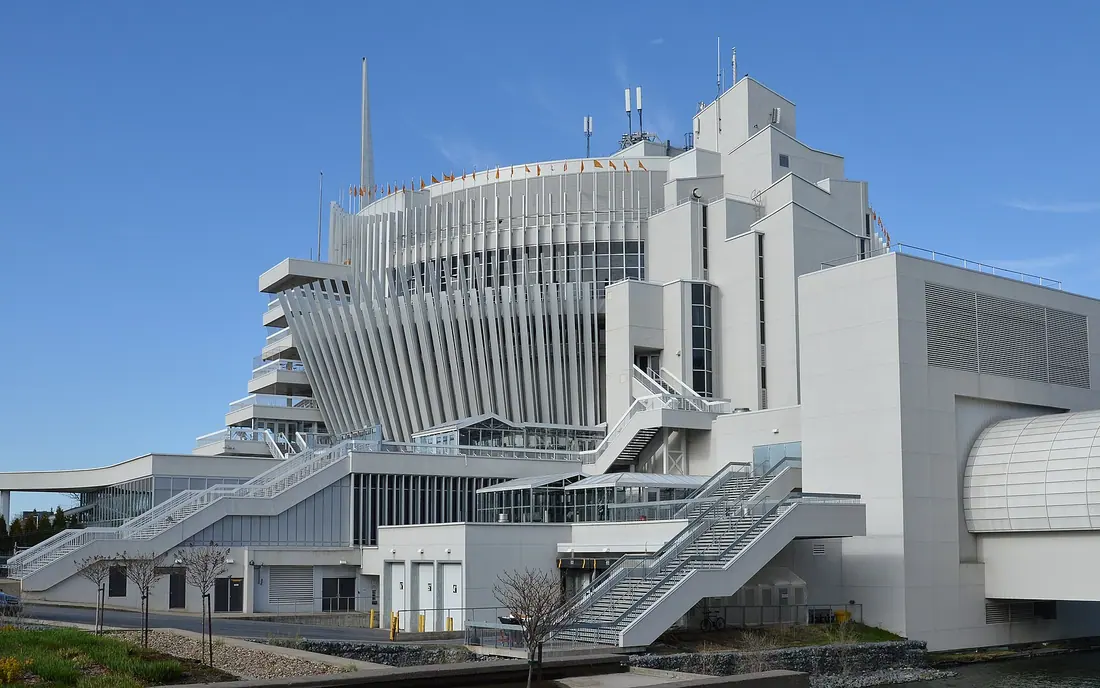 Le Casino de Montréal sur l'île Notre-Dame : l'ancien pavillon de la France d'Expo 67, à la façade nervurée et aux escaliers extérieurs, sous un ciel dégagé