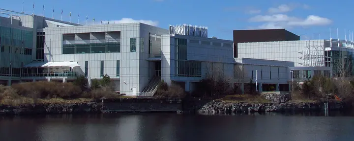 Le Casino du Lac-Leamy à Gatineau, vu de l'autre côté du lac de la Carrière par une journée de printemps dégagée