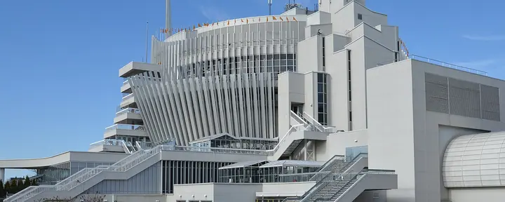 Le Casino de Montréal sur l'île Notre-Dame : l'ancien pavillon de la France d'Expo 67, à la façade nervurée et aux escaliers extérieurs, sous un ciel dégagé